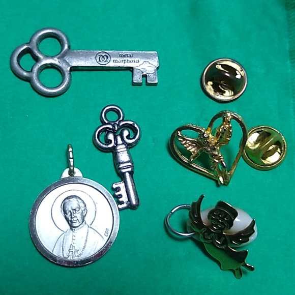 Pendants and pins. - Picture 1 of 6